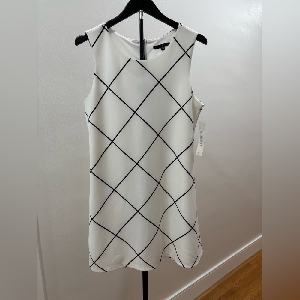 878. NWT! Tiana B. White and Black Geometric Mini Dress